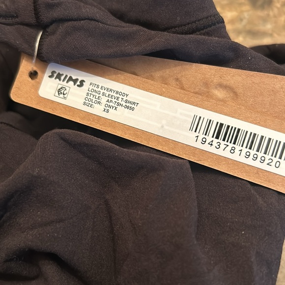 Skims Fits Everybody Long Sleeve TShirt Onyx - Picture 4 of 4